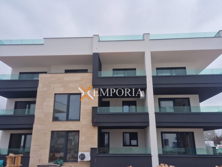 Stan F1330 – Zadar, Crvene kuće